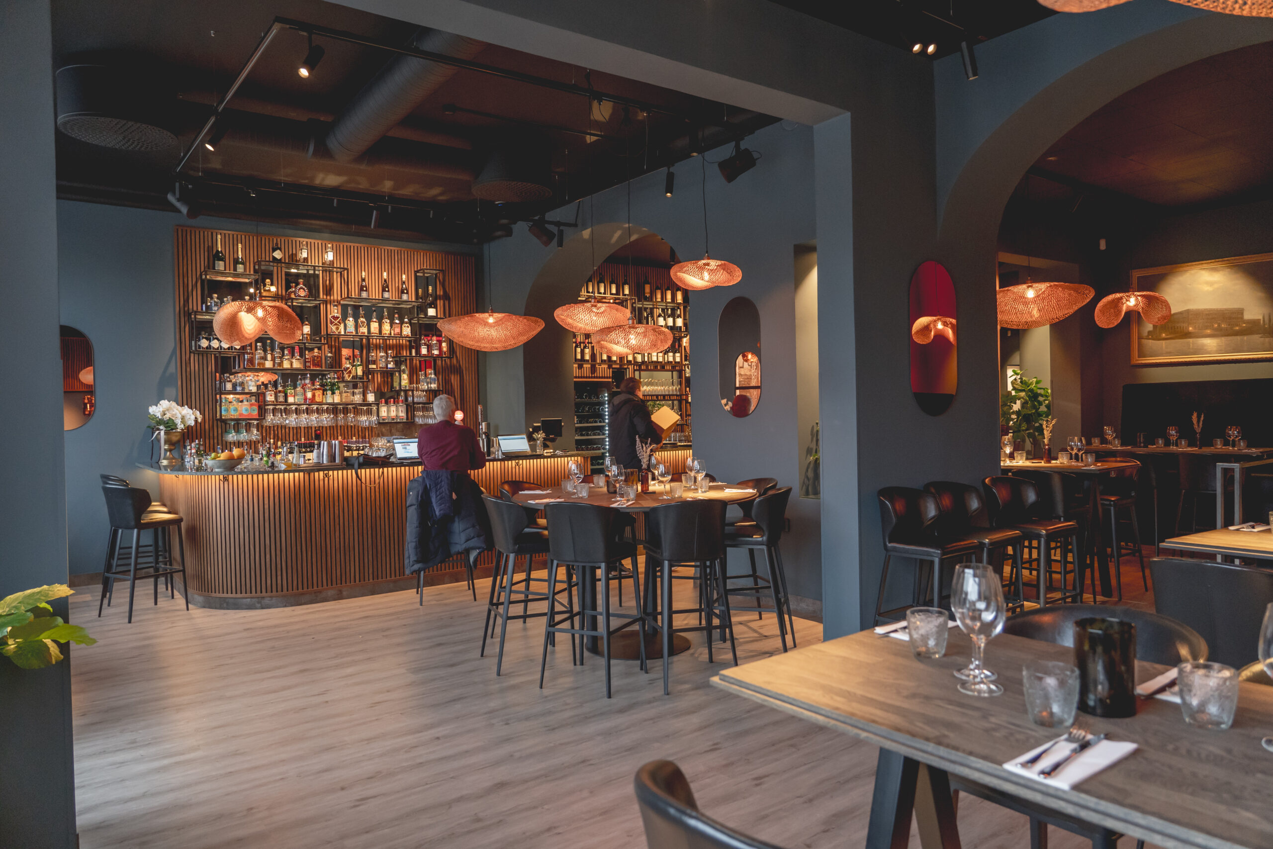 Hotellbar med bardisk, barstolar och varm belysning