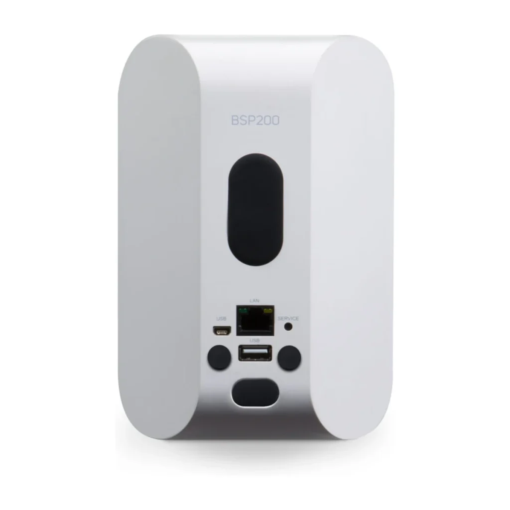 Bluesound BSP200 baksida i vit med LAN/USB-anslutning och väggfäste