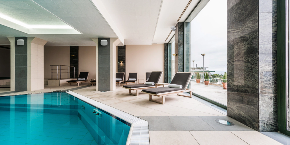 Klipsch PSM-650-T i ett poolområde inomhus