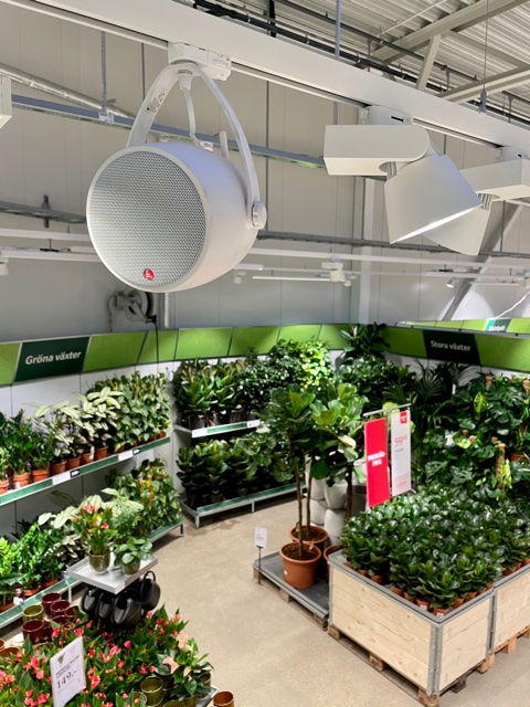 Loud of Sweden högtalare i taket hos Blomsterlandet