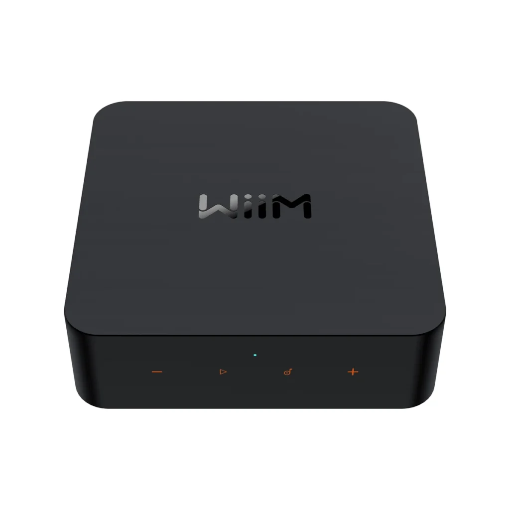 WiiM Pro streamer framifrån med WiiM-logotyp