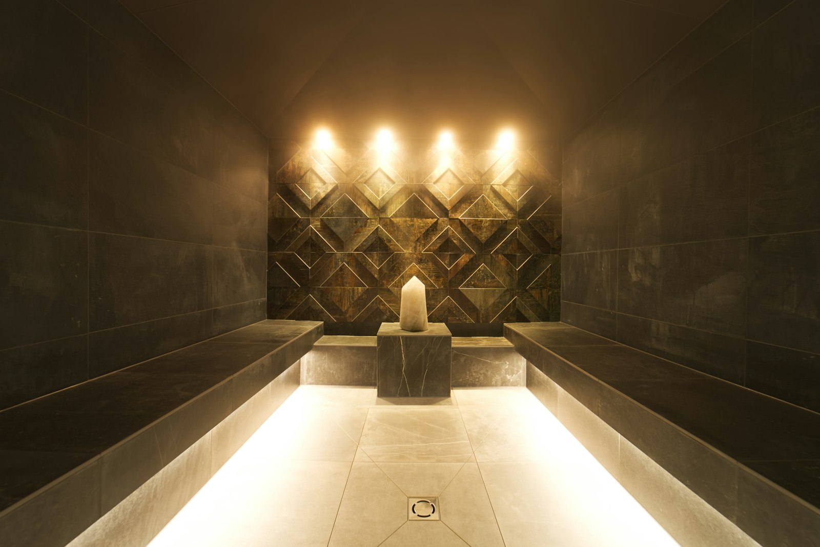 Modernt ångrum på ett spa med dämpad belysning